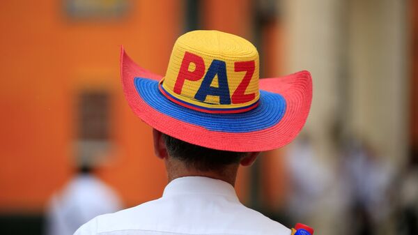 Un hombre con la palabra paz sobre su sombrero - Sputnik Mundo