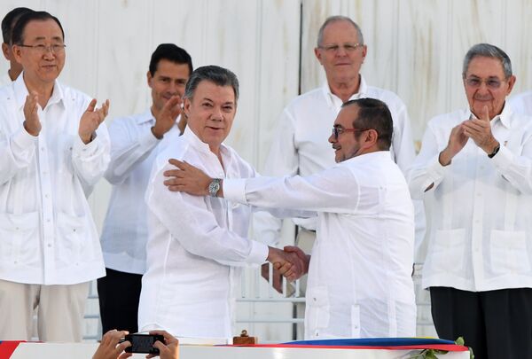 Juan Manuel Santos y Rodrigo Londoño Echeverri, alias 'Timochenko' Juan Manuel Santos y Rodrigo Londoño Echeverri, alias 'Timochenko' - Sputnik Mundo