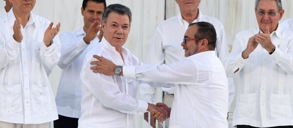 Juan Manuel Santos y Rodrigo Londoño Echeverri, alias 'Timochenko' - Sputnik Mundo