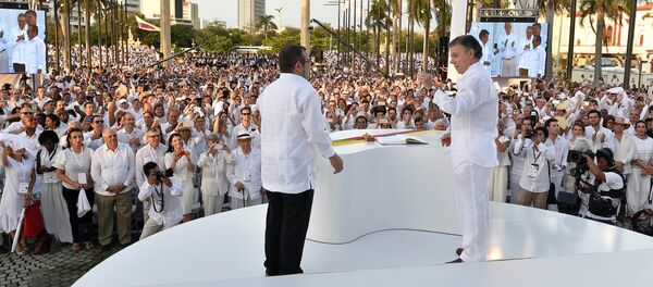 El líder de las FARC, Rodrigo Londoño alias Timochenko, y el presidente colombiano, Juan Manuel Santos, tras la firma del Acuerdo Final sobre la Paz en Cartagena, el 26 de septiembre de 2016 El líder de las FARC, Rodrigo Londoño alias Timochenko, y el presidente colombiano, Juan Manuel Santos, tras la firma del Acuerdo Final sobre la Paz en Cartagena, el 26 de septiembre de 2016 - Sputnik Mundo