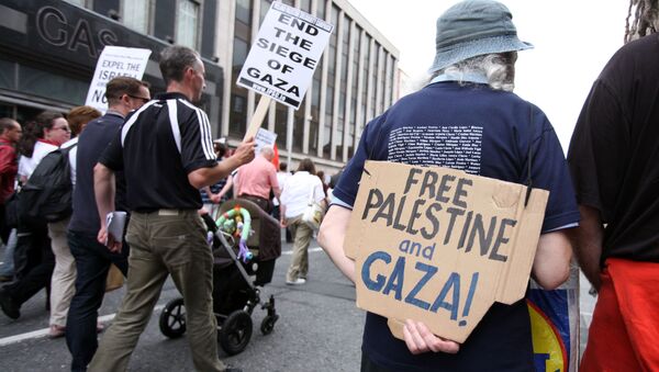 Activists take part in a protest agianst Israel in Dublin, on June 5, 2010 to condemn the attack against the freedom flotilla by Israeli troops last May 31 in which nine activists were killed and scores wounded. - Sputnik Mundo