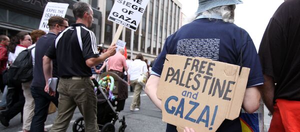 Activists take part in a protest agianst Israel in Dublin, on June 5, 2010 to condemn the attack against the freedom flotilla by Israeli troops last May 31 in which nine activists were killed and scores wounded. - Sputnik Mundo