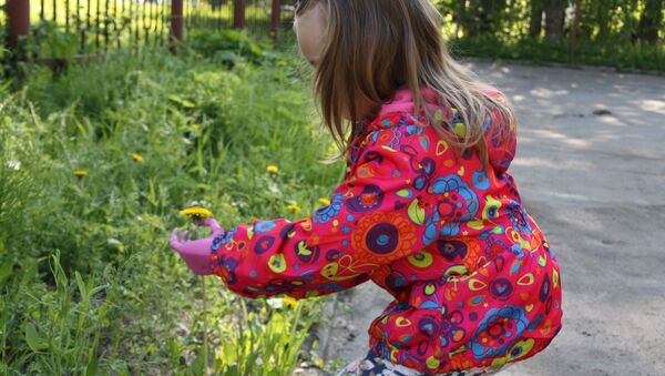 Una niña con la prótesis de Motorica - Sputnik Mundo