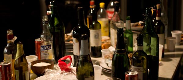 Botellas vacías después de una fiesta - Sputnik Mundo