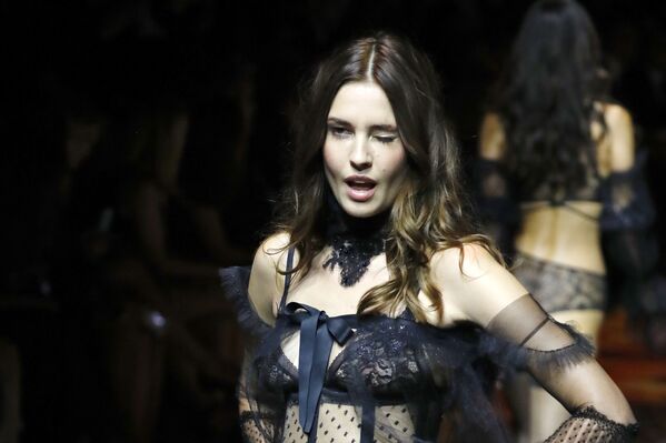 Lencería y alta moda en París - Sputnik Mundo