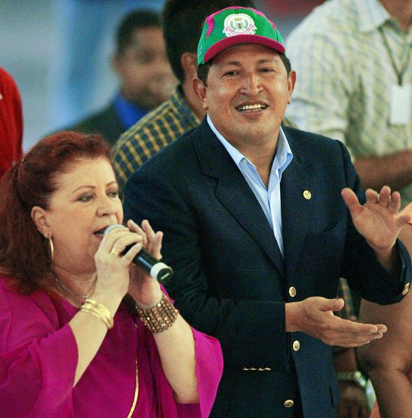 Beth Carvalho, cantante brasileña, y Hugo Chávez, expresidente de Venezuela Beth Carvalho, cantante brasileña, y Hugo Chávez, expresidente de Venezuela - Sputnik Mundo
