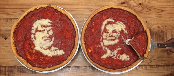 Pizzas con los retratos de Donald Trump y Hillary Clinton - Sputnik Mundo