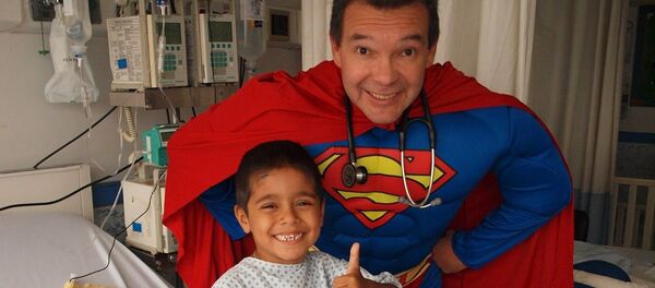 Sergio Gallegos Castorena, médico y superhéroe - Sputnik Mundo