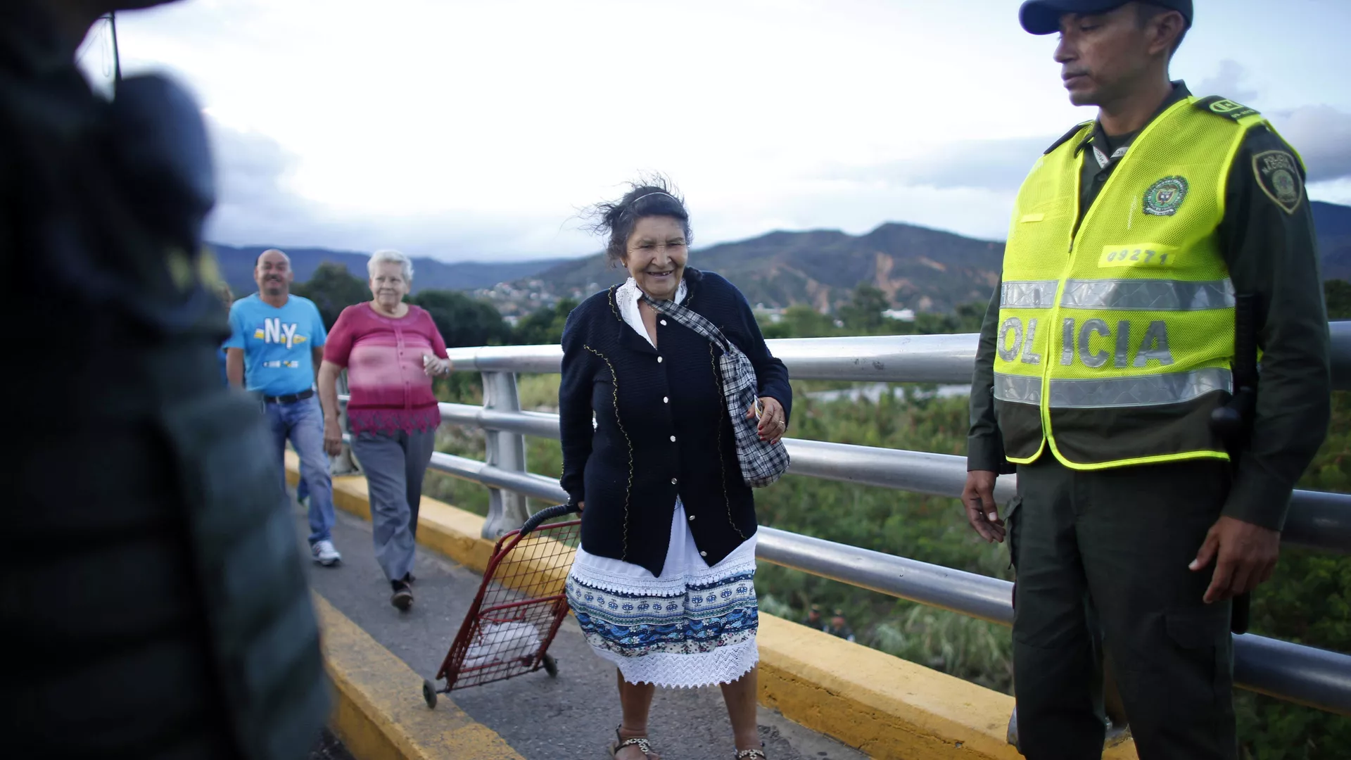 Una mujer cruza la frontera entre Venezuela y Colombia (archivo) Una mujer cruza la frontera entre Venezuela y Colombia (archivo) - Sputnik Mundo, 1920, 04.08.2022
