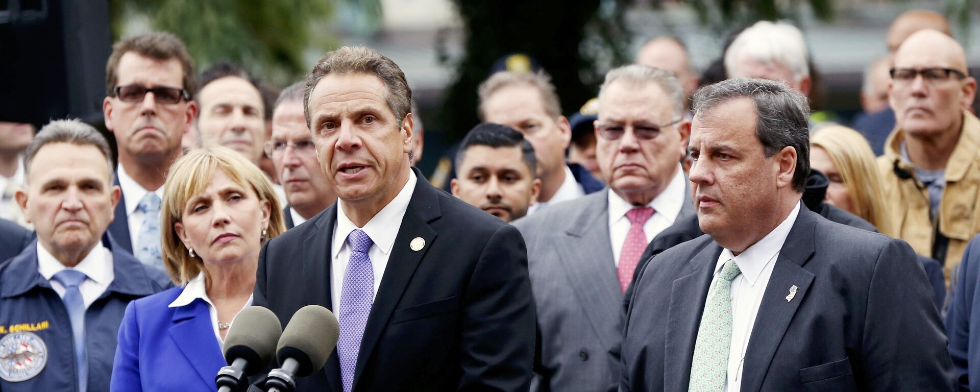 New Jersey Governor Chris Christie (R) looks on as New York Governor Andrew Cuomo speaks to media after a New Jersey Transit train derailed and crashed through the station in Hoboken, New Jersey, U.S. September 29, 2016. New Jersey Governor Chris Christie (R) looks on as New York Governor Andrew Cuomo speaks to media after a New Jersey Transit train derailed and crashed through the station in Hoboken, New Jersey, U.S. September 29, 2016. - Sputnik Mundo, 1920, 03.08.2021