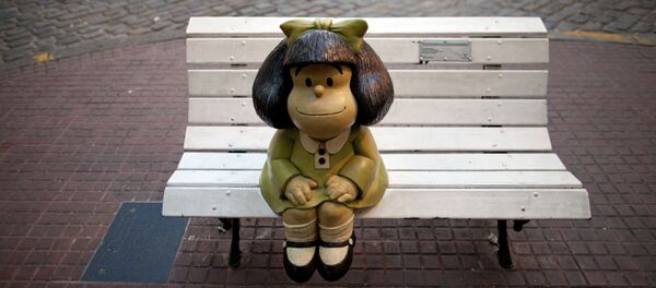 A Statue of Mafalda, the main character of the comic strip by Argentine cartoonist Joaquin Salvador Lavado, better known as Quino, sits on a bench in Buenos Aires, Argentina, Wednesday, April 23, 2014. - Sputnik Mundo