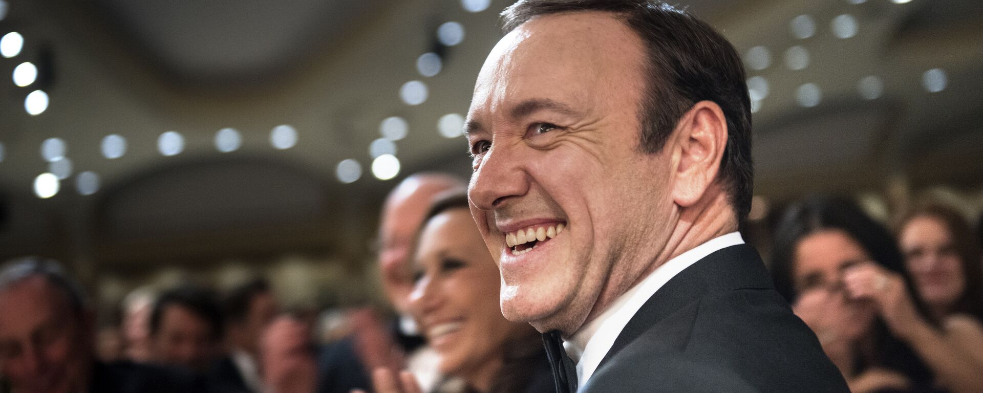 Actor Kevin Spacey laughs during the White House Correspondents’ Association Dinner April 27, 2013 in Washington, DC. Obama attended the yearly dinner which is attended by journalists, celebrities and politicians. Actor Kevin Spacey laughs during the White House Correspondents’ Association Dinner April 27, 2013 in Washington, DC. Obama attended the yearly dinner which is attended by journalists, celebrities and politicians. - Sputnik Mundo, 1920, 23.05.2021