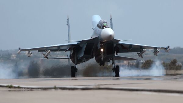 Avión Su-30 en la base aérea de Hmeymim en Siria - Sputnik Mundo