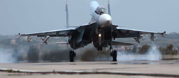 Avión Su-30 en la base aérea de Hmeymim en Siria - Sputnik Mundo