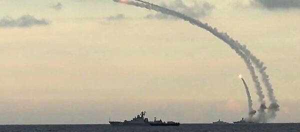 Массированный удар по объектам инфраструктуры ИГ в Сирии - Sputnik Mundo