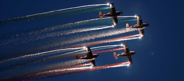 El equipo de acrobacia aérea de Italia en un show internacional en Malta. El equipo de acrobacia aérea de Italia en un show internacional en Malta. - Sputnik Mundo