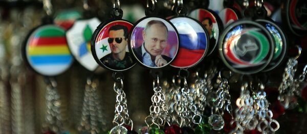 Llaveros con los retratos de Putin y Asad en una tienda de Damasco - Sputnik Mundo