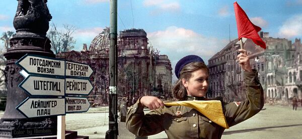 La soldado soviética Katya Spivak patrullando las calles de Berlín, el 10 de mayo de 1945 - Sputnik Mundo
