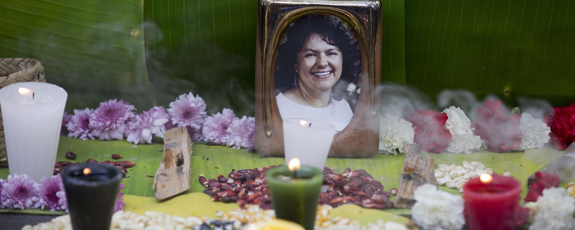 Foto de Berta Cáceres en un altar levantado en su memoria - Sputnik Mundo, 1920, 05.07.2021