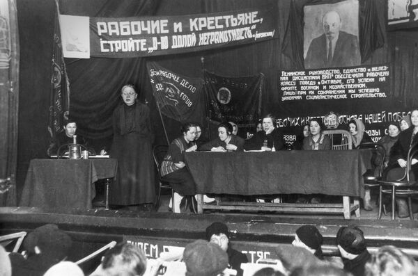 Discurso de Nadezhda Krúpskaya (de pie) en una reunión para la erradicación del analfabetismo en 1927 - Sputnik Mundo