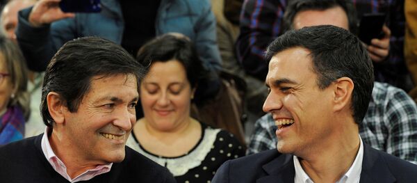 Javier Fernández, el presidente de la comunidad autónoma de Asturias y Pedro Sánchez, exlider del PSOE - Sputnik Mundo