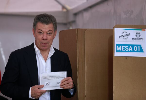 Juan Manuel Santos vota sí a paz  - Sputnik Mundo