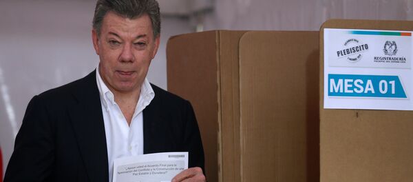 Juan Manuel Santos vota sí a paz - Sputnik Mundo