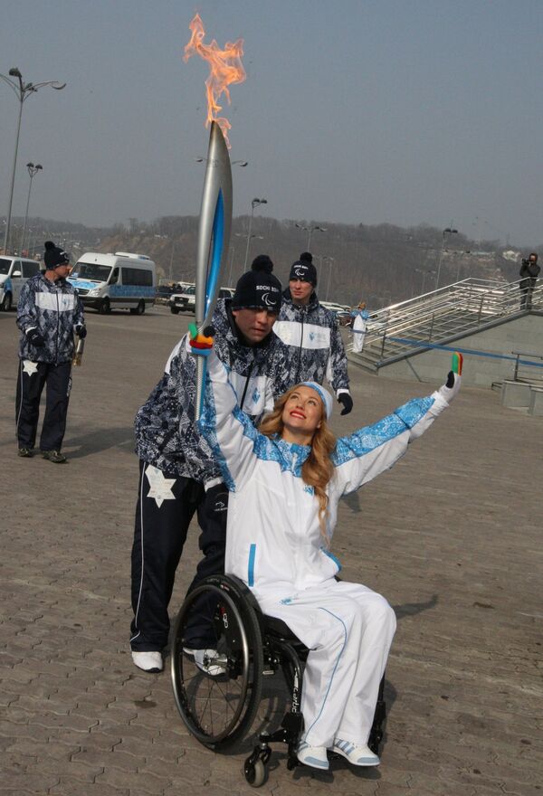 Ksenia Bezuglova carga la antorcha de los Juegos Paralímpicos de invierno de Sochi, en 2014. - Sputnik Mundo