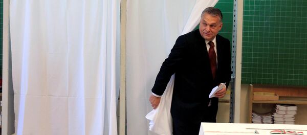 El primer ministro húngaro, Víktor Orban, echa su voto en el referendo sobre las cuotas migratorias de la UE - Sputnik Mundo