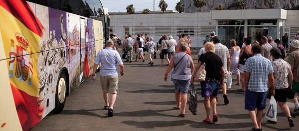 Tourists walk to get into a bus after leaving the British territory of Gibraltar, at its border with Spain, in La Linea de la Concepcion - Sputnik Mundo