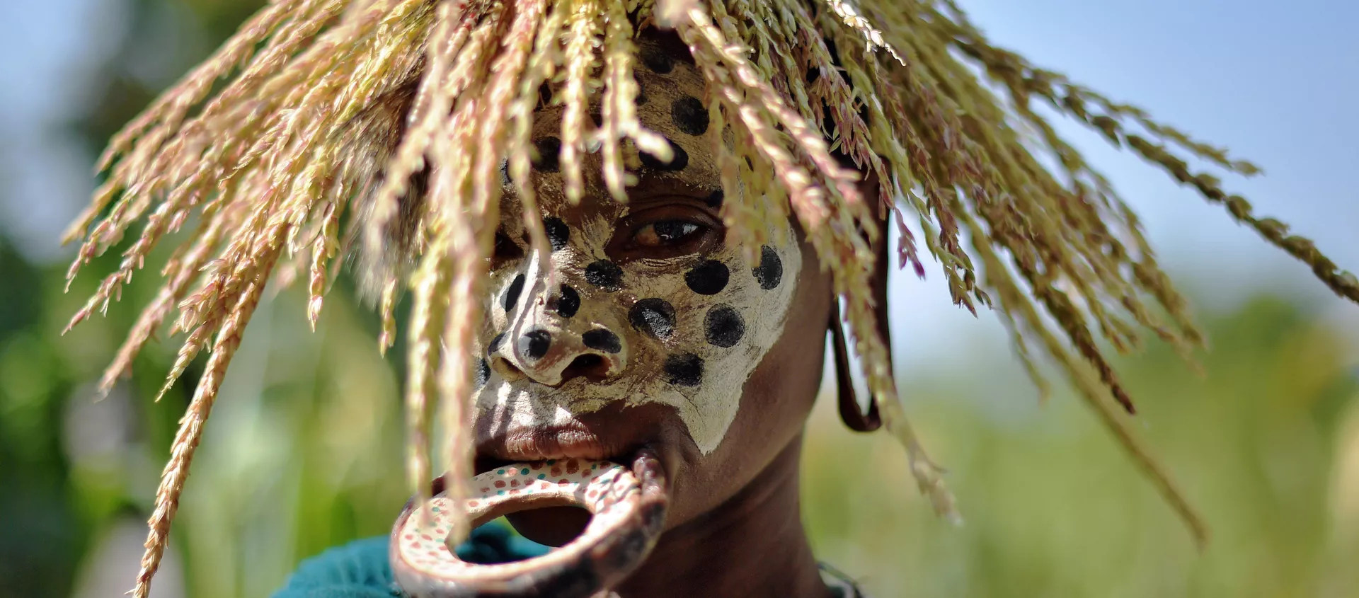 A woman from the Suri tribe with a lip plate poses in Ethiopia's southern Omo Valley region near Kibbish on September 25, 2016 A woman from the Suri tribe with a lip plate poses in Ethiopia's southern Omo Valley region near Kibbish on September 25, 2016 - Sputnik Mundo, 1920, 02.06.2017