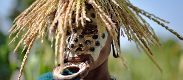 A woman from the Suri tribe with a lip plate poses in Ethiopia's southern Omo Valley region near Kibbish on September 25, 2016 - Sputnik Mundo