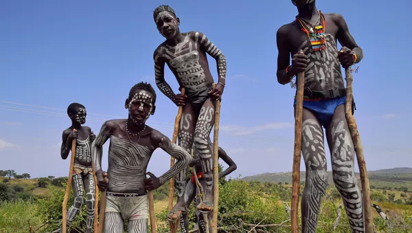 Young boys from the Mursi tribe walk on stilts in Ethiopia's southern Omo Valley region, near Jinka, on September 22, 2016 - Sputnik Mundo