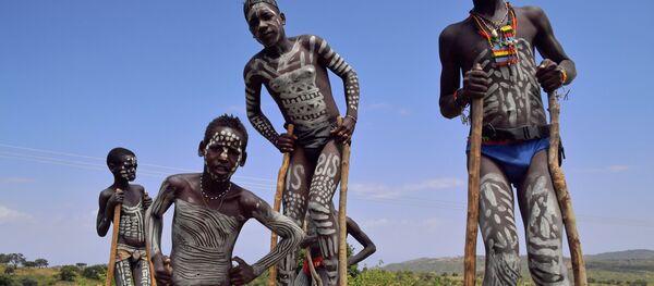 Young boys from the Mursi tribe walk on stilts in Ethiopia's southern Omo Valley region, near Jinka, on September 22, 2016 - Sputnik Mundo