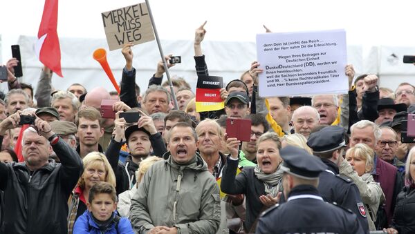 Seguidores del movimiento PEGIDA abuchearon a Angela Merkel - Sputnik Mundo