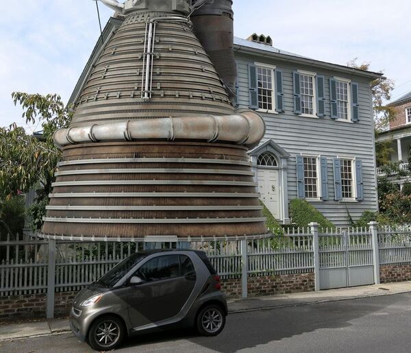 Propulsor de cohetes M-1 cerca del automóvil Smart Car Propulsor de cohetes M-1 cerca del automóvil Smart Car - Sputnik Mundo