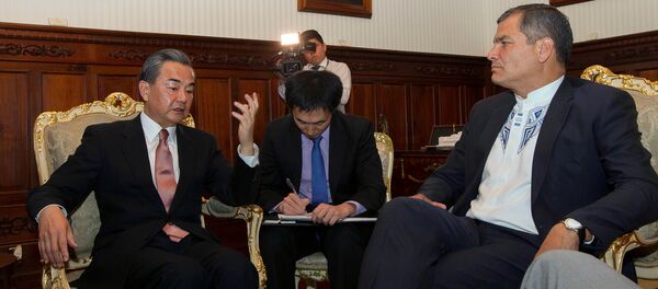 El presidente de Ecuador, Rafael Correa y el ministro de Relaciones Exteriores de China, Wang Yi - Sputnik Mundo