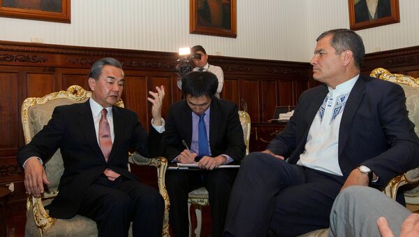 El presidente de Ecuador, Rafael Correa y el ministro de Relaciones Exteriores de China, Wang Yi - Sputnik Mundo