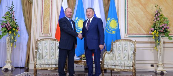 El presidente de Rusia, Vladímir Putin, con su homólogo de Kazajistán, Nursultán Nazarbáev - Sputnik Mundo