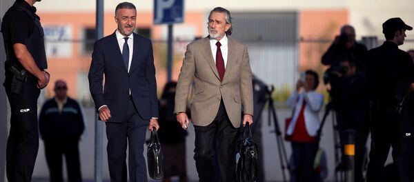 Francisco Correa (dcha.) llega a una corte afuera de Madrid para dar testimonios en el caso de corrupción Gurtel - Sputnik Mundo