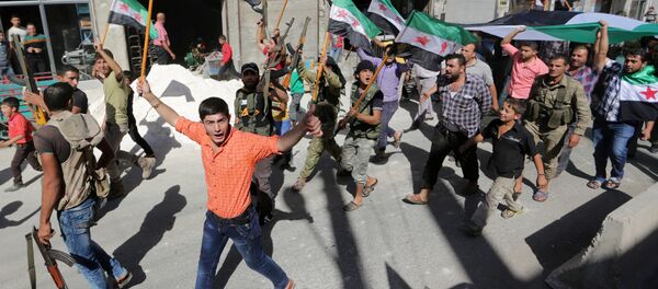 Militantes rebeldes y ciudadanos sirios con las banderas de la oposicón durante una protesta (archivo) Militantes rebeldes y ciudadanos sirios con las banderas de la oposicón durante una protesta (archivo) - Sputnik Mundo