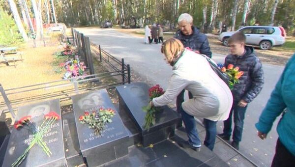Familiares de los falleсidos visitan sus tumbas en Novosibirsk - Sputnik Mundo