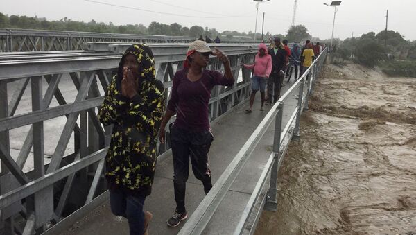 Gente en Puerto Príncipe, la capital de Haití, durante el Huracán Matthew - Sputnik Mundo