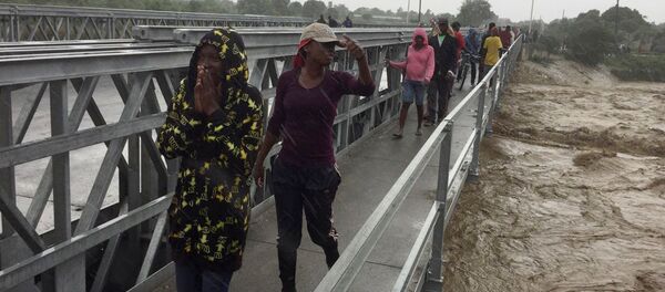 Gente en Puerto Príncipe, la capital de Haití, durante el Huracán Matthew - Sputnik Mundo