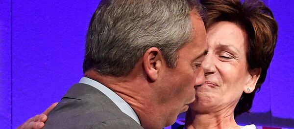 Nigel Farage y Diane James Nigel Farage y Diane James - Sputnik Mundo