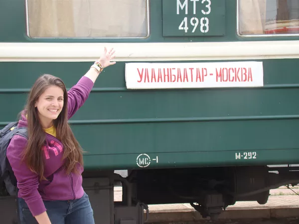 Nuestra redactora, Laís Oliveira, al lado del tren que va de Ulán Bator a Moscú Nuestra redactora, Laís Oliveira, al lado del tren que va de Ulán Bator a Moscú - Sputnik Mundo