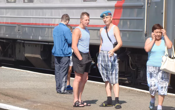 Pasajeros rusos conversan en una de las paradas del Transiberiano Pasajeros rusos conversan en una de las paradas del Transiberiano - Sputnik Mundo