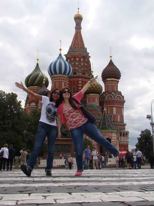 Camila y Laís, frente a la Catedral de San Basilio, en Moscú Camila y Laís, frente a la Catedral de San Basilio, en Moscú - Sputnik Mundo