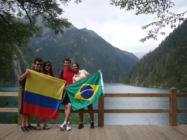 Los viajeros latinoamericanos, Iván, Laís, Felipe y Camila, muestran sus banderas, en China Los viajeros latinoamericanos, Iván, Laís, Felipe y Camila, muestran sus banderas, en China - Sputnik Mundo
