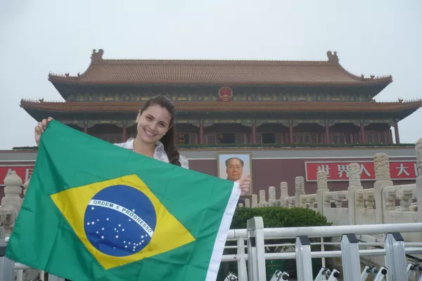 Laís, frente a la Ciudad Prohibida, en Pekín Laís, frente a la Ciudad Prohibida, en Pekín - Sputnik Mundo